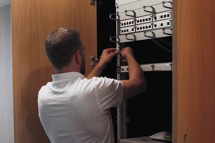 Case Study Xaduno: Neue Sicherheitsarchitektur beim Büroumzug 1 01 serverschrank verkabelung opt