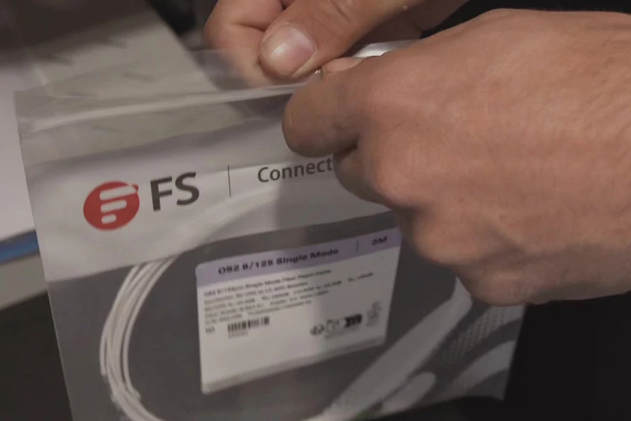 Case Study Xaduno: Neue Sicherheitsarchitektur beim Büroumzug 2 Auspacken einer Fortinet FortiGate Firewall für die Managed Security Lösung bei Xaduno
